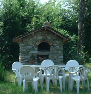 Le puit et le barbecue de Nadine et Georges MACARY à Concèze Etang privé de 0,90 ha pour la pêche situé a moins d'un km du gîte de Leycuras